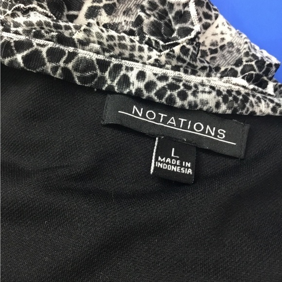 Notations large black and white layered ruffled sleeveless top
Fully lin… - Picture 9 of 14